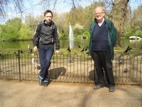 Лондон (London), парк св. Джеймса (St. James's Park). Посреди пруда бьёт фонтан – это мне сразу напомнило парк культуры Ататюрка в Анталии и его водоёмы с фонтанами.