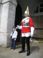 Лондон (London), здание конной гвардии (Horse Guards). Длительно неподвижный пеший гвардеец может внезапно начать очень сильно маршировать (грядёт смена караула), чем может напугать фотографирующихся с ним.