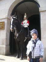 Лондон (London), здание конной гвардии (Horse Guards). Слева от длительно неподвижного конного гвардейца и его лошади – предупреждение опасаться возможного взбрыкивания и/или укуса лошади.