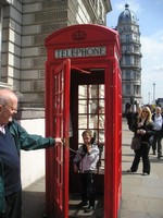 Лондон (London). Наконец-то «правильная», то есть «классическая» красная телефонная будка. Только на самом деле этими будками уже мало кто пользуется – у всех мобильные телефоны.