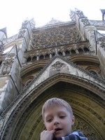 Лондон (London), Вестминстерское аббатство (Westminster Abbey). Вид на один из входов снизу.