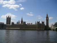 Лондон (London), Вестминстерский дворец (the Palace of Westminster) aka здания парламента (the Houses of Parliament). Вид с противоположного берега Темзы.