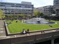 Лондон (London), больница св. Томаса (St. Thomas' Hospital). Вид на её сквер с фонтаном с набережной Темзы.