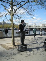 Лондон (London), набережная Темзы (the Thames). Там можно встретить даже Чарли Чаплина.