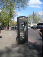 Лондон (London). Альтернативная чёрная «телефонная» будка с Wi-Fi – интересно, кому-то захочется там стоять и пытаться использовать Интернет, особенно учитывая то, что он там платный?.. Вообще с бесплатным Wi-Fi в Англии вообще тяжело: Wi-Fi-точек много, но большинство из них монополизировано коммуникационным гигантом “British Telecom”, которых везде хочет за это денег; исключение составляют некоторые McDonald's.