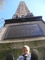 Лондон (London), обелиск «Игла Клеопатры» (Cleopatra's Needle). История его путешествия удивительна: Асуан (середина II тыс. до н. э.) > Гелиополь (около 1476 г. до н. э.) > Александрия (во время правления римского императора Августа) > Бискайский залив (был утерян во время шторма при транспортировке в 1877 г.) > набережная Виктории в Лондоне (1878 г.).