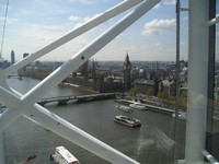 Лондон (London), колесо обозрения «Лондонский глаз» (London Eye). Вид не с самой высокой точки на здания парламента (the Houses of Parliament), Биг-Бен (Big Ben) и Темзу (the Thames).