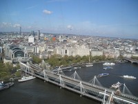 Лондон (London), колесо обозрения «Лондонский глаз» (London Eye). Вид на пешеходный мост Золотого юбилея коронации (Golden Jubilee Bridge) и Темзу (the Thames).
