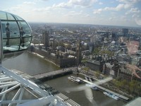 Лондон (London), колесо обозрения «Лондонский глаз» (London Eye). Тот же вид на здания парламента (the Houses of Parliament), Биг-Бен (Big Ben) и Темзу (the Thames), но на этот раз практически с самой высокой точки (135 м).