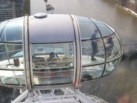 Лондон (London), колесо обозрения «Лондонский глаз» (London Eye). В некоторых стеклянных кабинках-«яйцах» едут уборщики (cleaning oparators 😊).