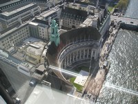 Лондон (London), колесо обозрения «Лондонский глаз» (London Eye). Вид на Каунти-холл (London County Hall, где нынче гостиница, ресторан и всякие аттракционы) у основания колеса.