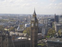 Лондон (London), колесо обозрения «Лондонский глаз» (London Eye). Вид на Биг-Бен (Big Ben) примерно на его уровне (96,3 м).