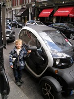 Лондон (London). Одноместный автомобиль Renault.