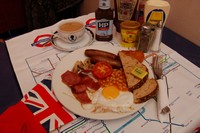 Лондон (London). Типичный английский завтрак (который мы ели на обед, то есть как lunch): бекон, бобы, гренки (toasts), грибы, помидоры, сосиски и яичница-глазунья, иногда + картофель фри (chips).