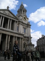 Лондон (London), собор св. Павла (St. Paul's Cathedral). Вид на главный вход и колокольню с часами.