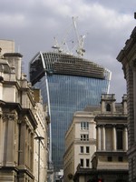 Лондон (London), Сити (the City of London). Чудно́й небоскрёб, расширяющийся кверху, из-за своей формы был прозван «Рацией» (the Walkie-Talkie).