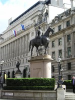 Лондон (London), Сити (the City of London). Памятник тому самому лорду Веллингтону (Arthur Wellesley, 1st Duke of Wellington), под предводительством которого Наполеон Бонапарт был разгромлен под Ватерлоо… конечно, после того, как он был ослаблен и деморализован войной с Россией. 😊 Российский флаг на заднем плане об этом как бы напоминает. 😊