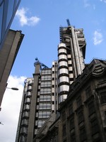 Лондон (London), Сити (the City of London). Страшноватенький небоскрёб-эксперимент с выведением всех внутренних коммуникаций наружу (the Inside-Out Lloyd's Building). 😯