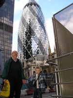 Лондон (London), Сити (the City of London). Один из самых красивых небоскрёбов, который русские зовут «Огурец», а британцы – «Корнишон» (the Gherkin).