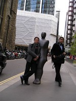 Лондон (London), Сити (the City of London). Моя попытка прислониться к какой-то статуе посреди тротуара была испорчена индусом, который зачем-то решил принять похожую позу. 😊