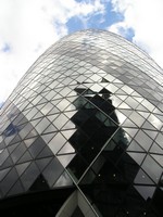 Лондон (London), Сити (the City of London). Небоскрёб-«огурец», вид близко снизу. Внутрь нас не пустили, сказав, что наверху нет смотровой площадки. 🙁