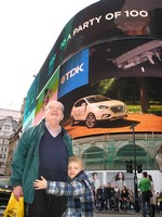Лондон (London), площадь Пикадилли (Picadilly Circus). Знаменитый угол в видеорекламой. Как минимум “TDK” там рекламируется с незапамятных времён (шта? они ещё выпускают кассеты для магнитофонов? 😊).