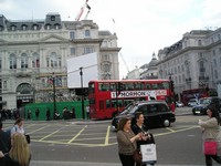 Лондон (London), площадь Пикадилли (Picadilly Circus). Центральный монумент оказался на реконструкции, а круговое движения вокруг него больше нет – по ту сторону теперь пешеходная зона. Что такое «Я люблю мормона» (“I Love Mormon”), англичанин не знал.
