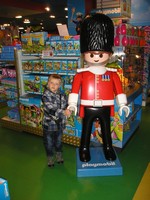 Лондон (London), магазин игрушек «Хамли» (Hamley's Toy Shop). Самый старый (since 1760), самый большой (7 этажей, 5 тыс. кв. м) и самый известный магазин игрушек в мире. Магазин-то британский, а все игрушки сделаны в Китае. 😊