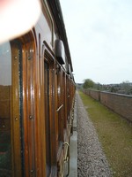 Старинная железная дорога «Голубые колокольчики» (Bluebell Railway). Идем в купе 3-го класса с настоящим паровозом в качестве локомотива (см. чух-чух! ту-ту!)! 😊