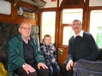 Старинная железная дорога «Голубые колокольчики» (Bluebell Railway). Сынуля Ратмир меж парой настоящих англичан, увлечённых старинными поездами.