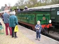 Старинная железная дорога «Голубые колокольчики» (Bluebell Railway). Паровоз у нас был не просто настоящий, а даже с тендером и кочегаром! 😊