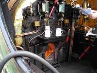 Старинная железная дорога «Голубые колокольчики» (Bluebell Railway). У машиниста с кочегаром всегда под рукой есть кипяток, чтобы выпить чаю (кофе англичане не жалуют).