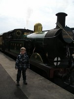 Старинная железная дорога «Голубые колокольчики» (Bluebell Railway), станция «Шеффилд-парк» (Sheffield Park). Ещё один старинный паровоз, «Золотая стрела» (Golden Arrow), возящий за собой старинные вагоны 1-го класса (вагоны-рестораны), обычно арендуемые для празднования дней рождения, свадеб и т. п.