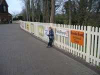 Старинная железная дорога «Голубые колокольчики» (Bluebell Railway), станция «Шеффилд-парк» (Sheffield Park). Оригинальные старинные рекламные щиты на заборе. “Brooke Bond” и “Daily Telegraph” живы по сей день.