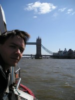 Лондон (London), речная прогулка по Темзе (the Thames). Подплываем к Тауэрскому мосту (Tower Bridge).