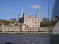 Лондон (London), речная прогулка по Темзе (the Thames). Плывём мимо зловещего Тауэра (the Tower of London).