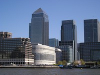 Лондон (London), речная прогулка по Темзе (the Thames). Вид на главного конкурента Сити – ещё один деловой квартал Кэнэри-Уорф (Canary Wharf).