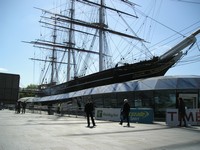 Лондон (London), Гринвич (Greenwich). Огромное парусное судно «Катти Сарк» (Cutty Sark) на вечной сухопутной стоянке (в павильоне можно осмотреть даже его днище).