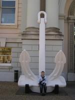 Лондон (London), Гринвич (Greenwich). Якорь у входа в Национальный морской музей (National Maritime Museum).