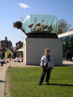 Лондон (London), Гринвич (Greenwich). Обычно кораблик в бутылке – это чудо миниатюры, но не в данном случае. 😊
