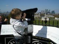 Лондон (London), Гринвич (Greenwich). Вид на деловой квартал Кэнэри-Уорф (Canary Wharf) с территории Гринвичской обсерватории (Royal Observatory), почти через подзорную трубу.
