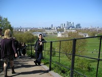 Лондон (London), Гринвич (Greenwich). Вид от Гринвичской королевской обсерватории (Royal Observatory) вниз, на лужайки и здания Гринвича, а также деловой квартал Кэнэри-Уорф (Canary Wharf).