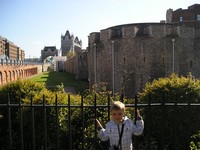 Лондон (London), Тауэр (the Tower of London). Я был несколько удивлён, увидев, что пешеходная дорожка находится на уровне примерно половины стены крепости и отделена от неё зелёной полосой (бывшим рвом?).