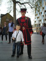 Лондон (London), Тауэр (the Tower of London). Случайно пойманный страж крепости (Beefeater, Yeomen Warder) с монограммой королевы Елизаветы II.