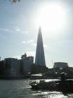 Лондон (London). Самый высокий небоскрёб «Осколок стекла» (the Shard) в солнечном сиянии.