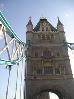 Лондон (London), Тауэрский мост (Tower Bridge). Вид на одну из башен снизу.