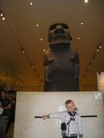 Лондон (London), Британский музей (the British Museum). Истукан с острова Пасхи, которого мы впервые увидели в фильме «Ночь в музее» (Нью-Йорка).
