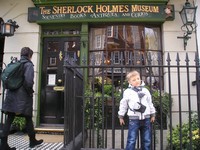 Лондон (London), Бейкер-стрит (Baker Street). Музей Шерлока Холмса (the Sherlock Holmes Museum), которого, по признанию моего английского друга, британцы не особо знают, как и вообще творчество Конан Дойля. 😯