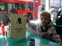 Лондон (London), Бейкер-стрит (Baker Street). Обед в кафе напротив музея Шерлока Холмса (the Sherlock Holmes Museum), поэтому символика соответствующая.