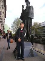 Лондон (London), Бейкер-стрит (Baker Street). Статуя знаменитого (похоже, больше в России, чем в Англии) сыщика Шерлока Холмса.